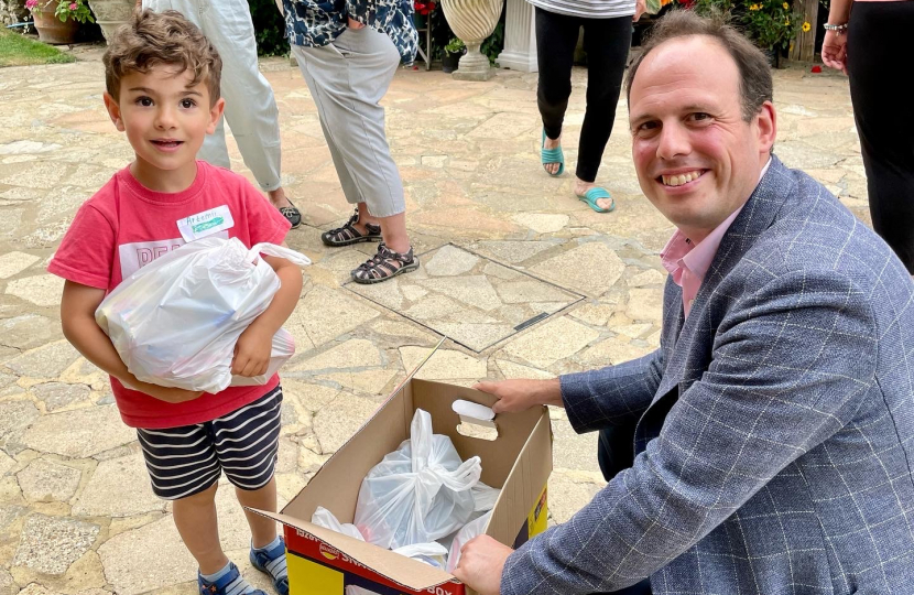 Greg meets Ukranian families living in the constituency