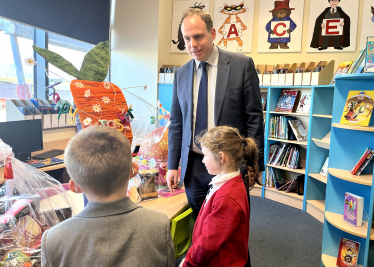 Greg awards prizes for Lace Hill Academy Easter Bonnet Competition