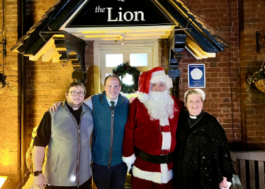 Greg joins the festive fun at The Lion in Waddesdon