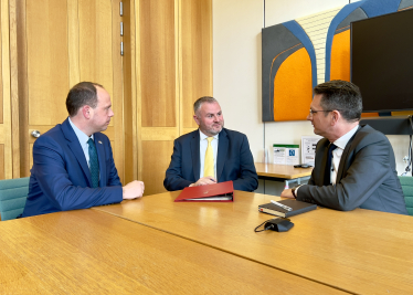 Greg meets with Hospitals Minister to discuss Wycombe Hospital.