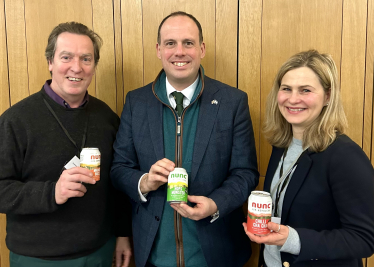 Greg welcomes local business Nunc Drinks to Parliament 