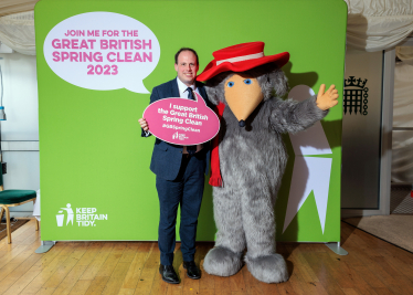 Greg Smith MP backs Keep Britain Tidy’s bid to show pride in Community during mass clean up